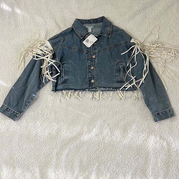 Forever 21 Jackets & Blazers - NWT Forever 21 Women’s Fringe Medium Denim Jacket/Trucker Sz Small